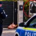 Descoperire șocantă la poarta unei case! Un bărbat a găsit un cap de porc și un afiș amenințător