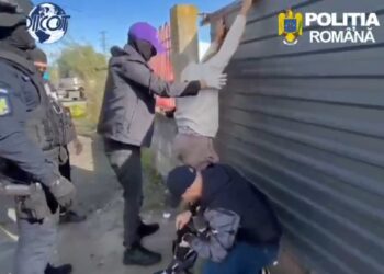 Vindea droguri cu 20 de lei plicul! Dealer prins în flagrant și arestat pentru 30 de zile