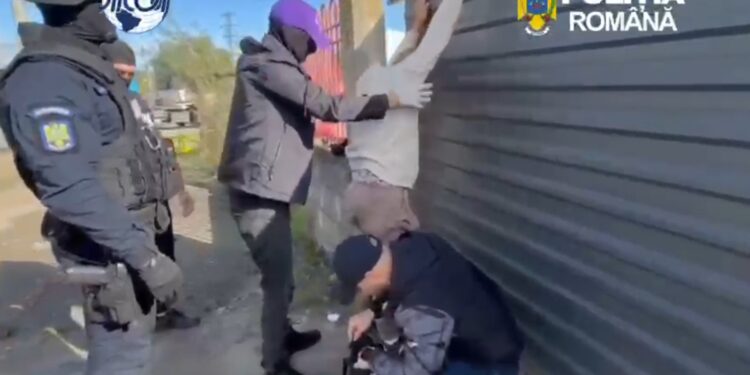 Vindea droguri cu 20 de lei plicul! Dealer prins în flagrant și arestat pentru 30 de zile