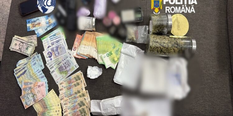 Rețea de traficanți de droguri, destructurată de DIICOT! Cinci persoane reținute, bani în cinci valute și un pistol descoperite la percheziții