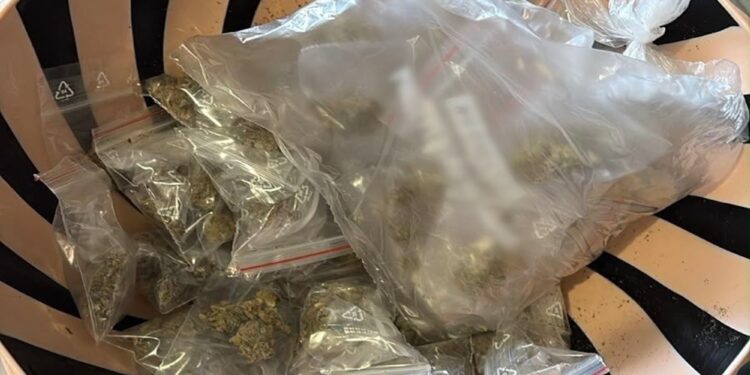 Prins în flagrant când se pregătea să vândă droguri. Peste un kilogram de canabis, găsit la percheziții