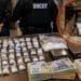 Cocaină ascunsă sub pământ, într-un beci. Zeci de doze și 25.000 de lei, descoperite de anchetatori