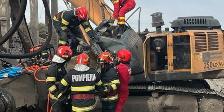 Tragedie! Un om a murit strivit de o grindă de beton, în timpul unor lucrări de demolare