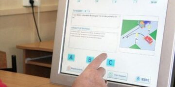 Candidat prins cu dispozitive de copiat la examenul auto! Poliția a intervenit imediat