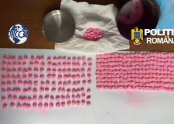 Prins în flagrant când vindea 385 de pastile ecstasy! Doi traficanți de droguri, reținuți de DIICOT