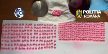 Prins în flagrant când vindea 385 de pastile ecstasy! Doi traficanți de droguri, reținuți de DIICOT