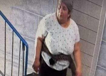 Bătrâni jefuiți de o femeie care le cerea ajutorul! O pensionară de 83 de ani a rămas fără geantă în plină stradă