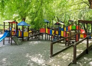 Incident revoltător la un loc de joacă! Bărbat reținut după ce s-ar fi dezbrăcat în fața unei fetițe de 6 ani