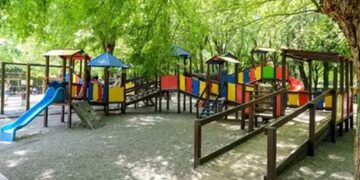 Incident revoltător la un loc de joacă! Bărbat reținut după ce s-ar fi dezbrăcat în fața unei fetițe de 6 ani