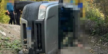 Au plecat la plimbare și nu s-au mai întors! Doi bătrâni, găsiți morți într-o mașină răsturnată în râpă