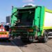 Angajat de la salubritate, lovit de o mașină în timp ce traversa strada pentru a ridica o pubelă