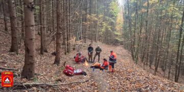 Șapte zile pe drum și o traversare înot a unui râu! Doi bărbați, salvați în stare de epuizare și hipotermie