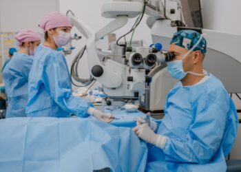 Record mondial în România! Un medic a realizat 130 de operații la ochi în doar 11 ore