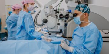 Record mondial în România! Un medic a realizat 130 de operații la ochi în doar 11 ore
