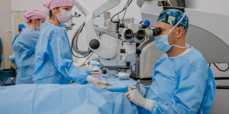 Record mondial în România! Un medic a realizat 130 de operații la ochi în doar 11 ore