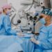 Record mondial în România! Un medic a realizat 130 de operații la ochi în doar 11 ore