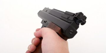 Foc de armă în timpul perchezițiilor! Un bărbat cercetat pentru șantaj și camătă a tras cu pușca