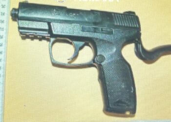 Percheziții într-un dosar de proxenetism. Polițiștii au găsit un pistol și petarde interzise