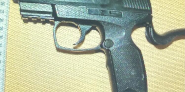 Percheziții într-un dosar de proxenetism. Polițiștii au găsit un pistol și petarde interzise