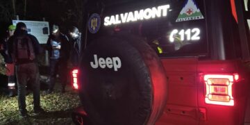 Trei turiști, blocați deasupra unei râpe! Intervenție Salvamont pentru recuperarea lor