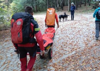 Accidente pe munte! Trei turiști salvați de Salvamont. O persoană s-a rostogolit pe potecă și a suferit o fractură