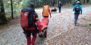 Accidente pe munte! Trei turiști salvați de Salvamont. O persoană s-a rostogolit pe potecă și a suferit o fractură