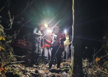 Doi tineri de 19 ani, salvați în toiul nopții din munți! Au rămas fără lumină pe traseu