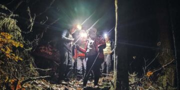 Doi tineri de 19 ani, salvați în toiul nopții din munți! Au rămas fără lumină pe traseu