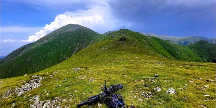 Capcană mortală pe un traseu montan! Biciclist rănit după ce a lovit un cablu întins la nivelul gâtului