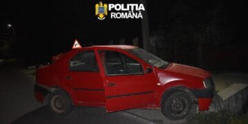 Urmărire ca-n filme! Trei bărbați suspectați de braconaj au fugit de polițiști și au ajuns cu mașina într-un podeț